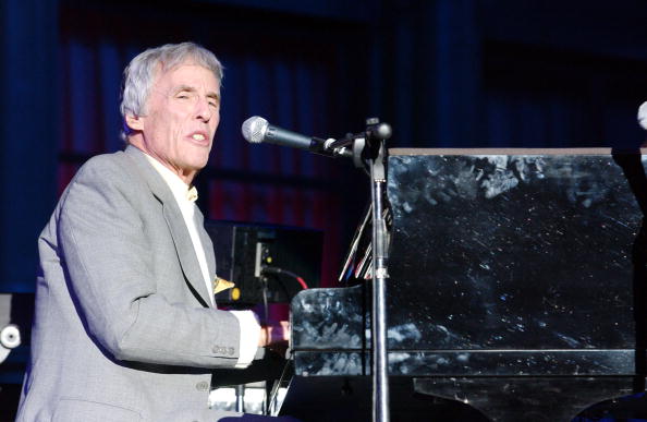 El legendario cantante y compositor estadounidense Burt Bacharach muere a los 94 años