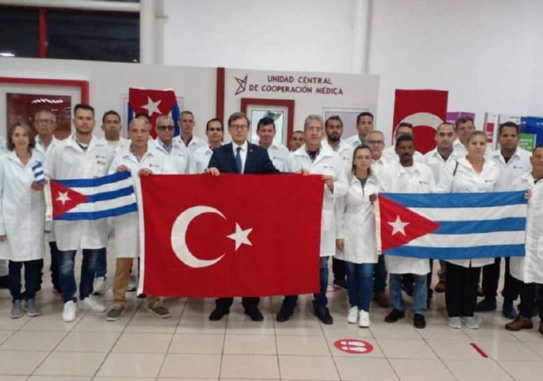 Cuba envía 32 médicos a Turquía después del terremoto