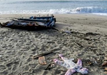 Sube a 64 número de víctimas de naufragio de barco de migrantes en Italia