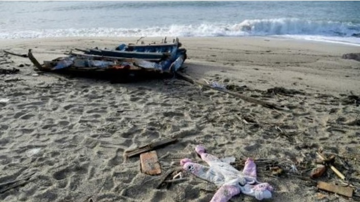 Sube a 64 número de víctimas de naufragio de barco de migrantes en Italia