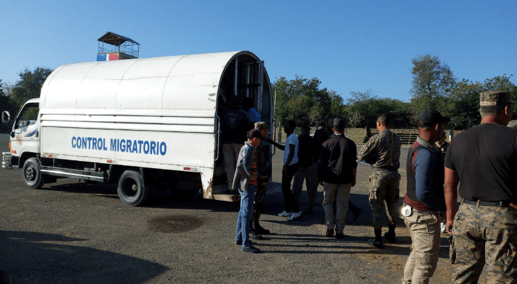 Migración deportará 71 haitianos ilegales y someterá a ocho por alterar orden público y resistirse a chequeo en Cap Cana