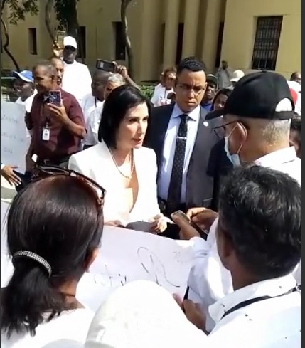 VIDEO | Primera dama habla con manifestantes que reclaman desalojo por parte de la Fuerza Aérea Dominicana