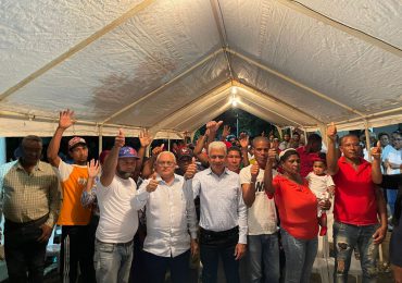 Senador Ricardo De Los Santos juramenta a cientos de personas en Sánchez Ramírez