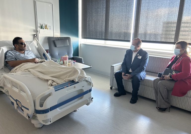 Cónsul en Miami y el INDEX visitan comunicador que sufrió infarto