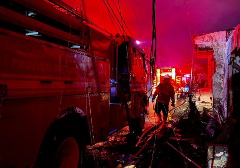 Al menos 17 muertos en incendio de un depósito de carburantes en Indonesia