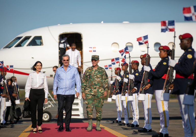 Presidente Abinader regresa al país tras lanzar primera bola en Clásico Mundial de Béisbol