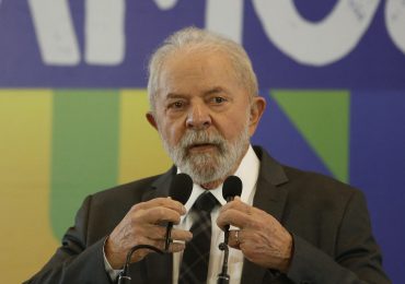 Gobierno de Lula enfrenta primer pulso con petroleras extranjeras en Brasil