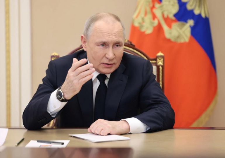 Putin amenaza con "responder" si Reino Unido entrega a Ucrania obuses de uranio empobrecido
