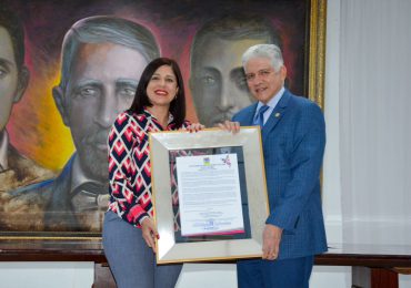 Ayuntamiento de Salcedo declara a Eduardo Estrellacomo Visitante Distinguido