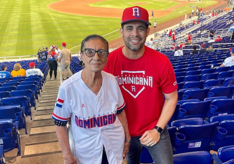 Albert Mena lleva a su abuela a vivir la experiencia del Clásico Mundial de Béisbol