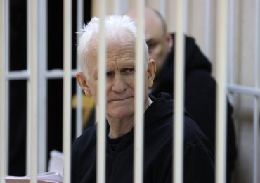 Un tribunal bielorruso condena a 10 años de cárcel a Nobel de la Paz Bialiatski