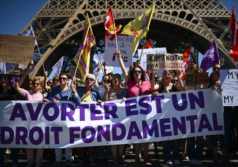 Inscripción del aborto en la Constitución gana fuerza en Francia