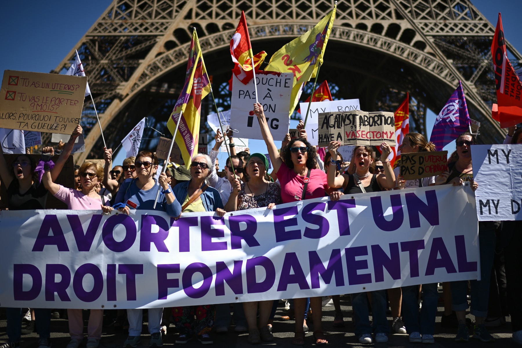 L’inscription de l’avortement dans la constitution gagne en importance en France