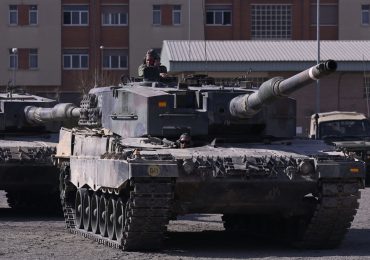 Ucranianos completan entrenamiento en España para operar tanques Leopard