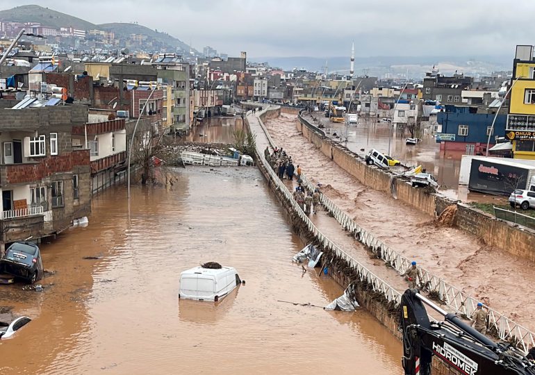 Al menos 13 muertos en inundaciones en zona del sismo en Turquía