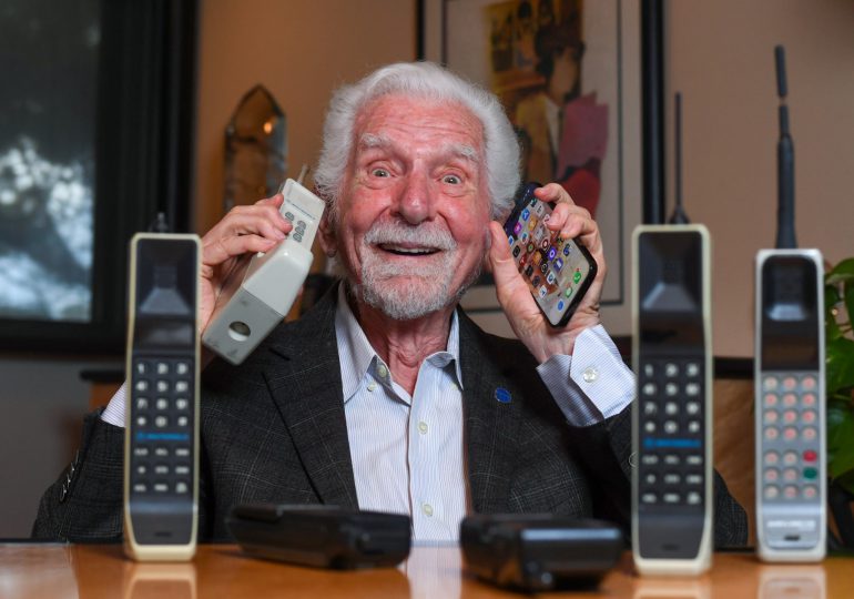 Dejen de mirar la pantalla de sus móviles, dice quien los inventó hace medio siglo
