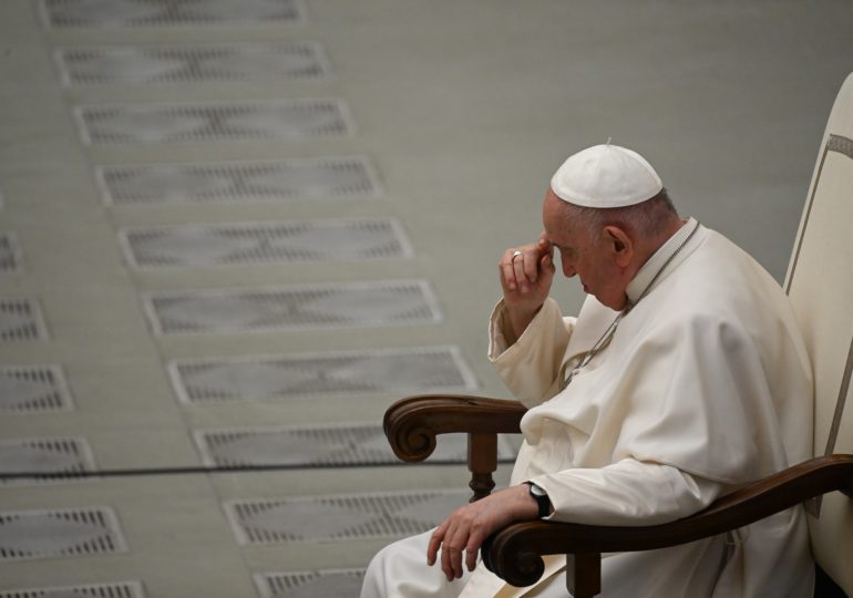 El papa amplía la responsabilidad penal por abusos sexuales a los laicos