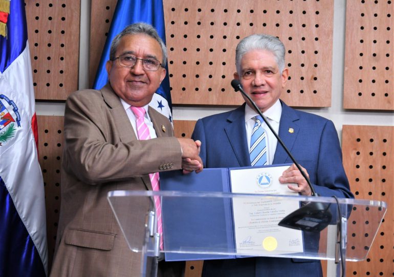 Condecoran a Eduardo Estrella con la Medalla al Mérito Centroamericano