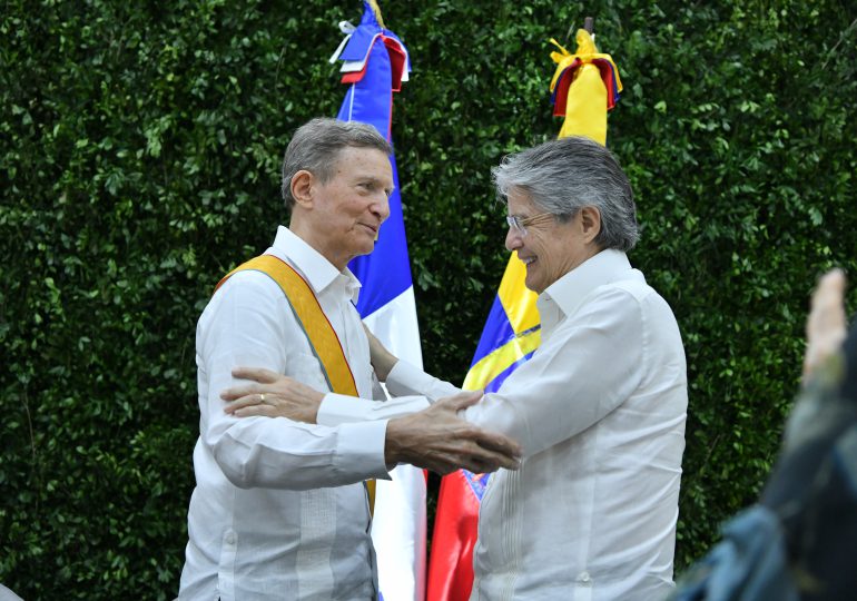 Roberto Álvarez recibe condecoración otorgada por el presidente de Ecuador