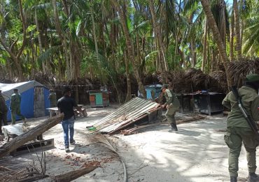 Medio Ambiente derribó 16 casuchas en la playa El Abanico de la isla Saona