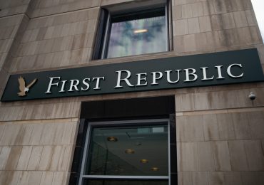 Las acciones del First Republic Bank caen 50 % pese a los esfuerzos de EE.UU. por rescatarlo