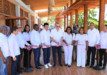 Inauguran reconstrucción de dos plazas de vendedores en playa Guayacanes, con inversión superior a RD$ 143 millones