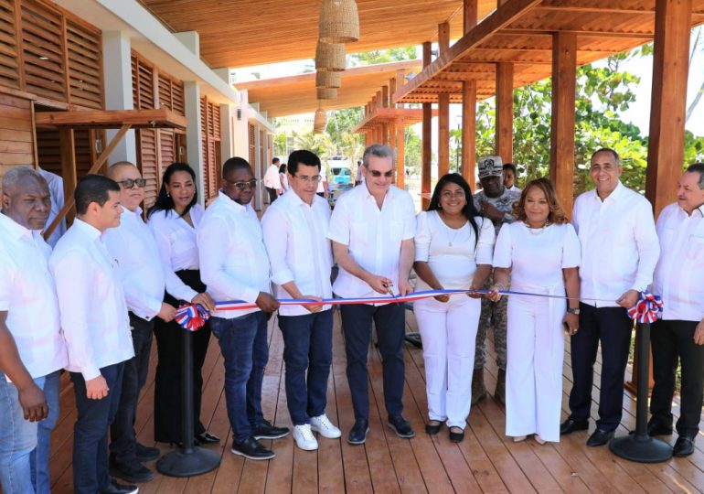 Inauguran reconstrucción de dos plazas de vendedores en playa Guayacanes, con inversión superior a RD$ 143 millones