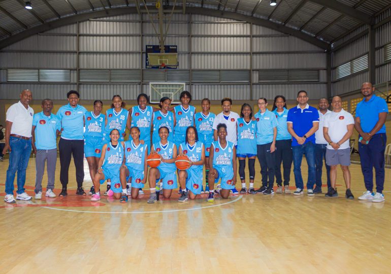 Merenguero Amarfis dona uniformes a equipo femenino de baloncesto de Monte Plata