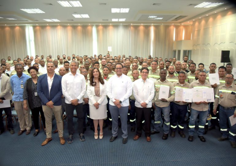 "Certificar nuestros técnicos electricistas crea un hito en RD" asegura Andrés Astacio