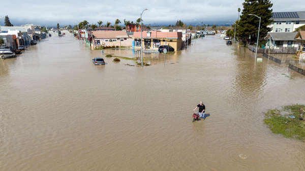 Una tormenta en California deja al menos dos muertos y rompe un dique