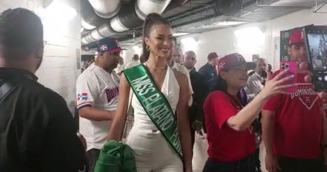 VIDEO | Andreina Martínez "Miss Plátano", presente en segundo juego de RD frente a Nicaragua