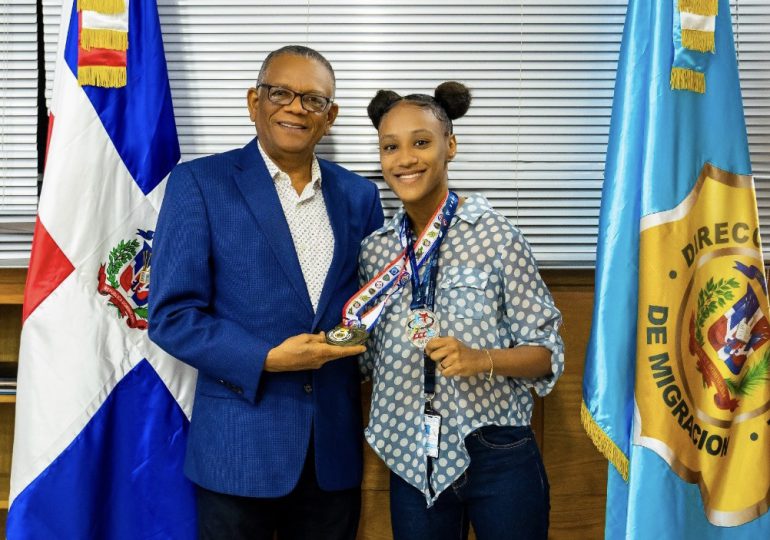 Director Migración felicita por "Medalla de Oro" a colaboradora de la institución