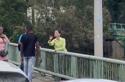 VIDEO | Mujer intenta lanzarse de un puente en La Romana