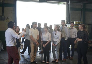 Estudiantes de la Universidad Minnesota visitan las instalaciones de Industrias San Miguel