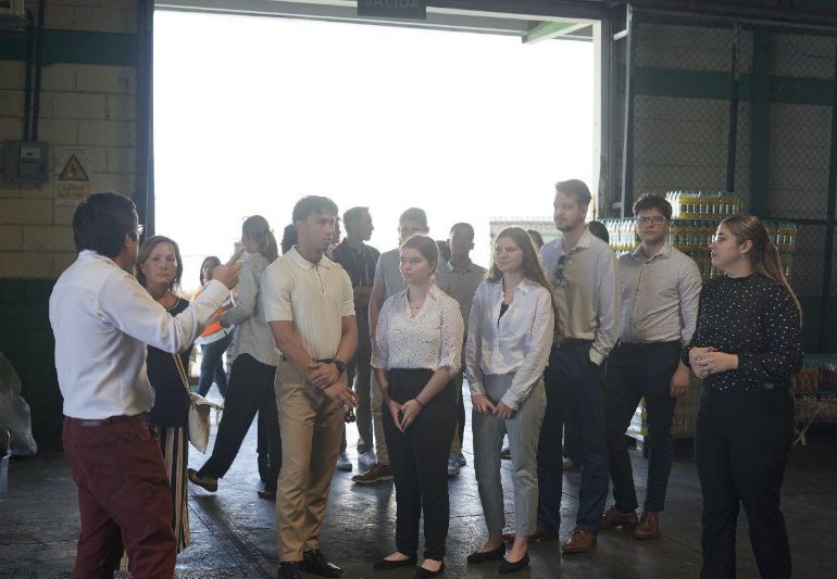 Estudiantes de la Universidad Minnesota visitan las instalaciones de Industrias San Miguel