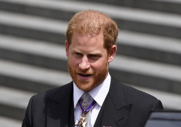 El príncipe Enrique aparece por sorpresa en vista judicial contra diario en Londres