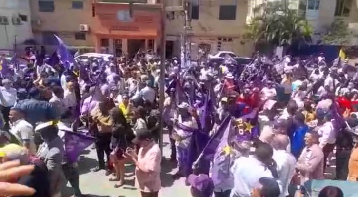 VIDEO | Disturbios frente al Palacio de Justicia: peleídeistas rompen cristales y policías lanzan bombas lacrimógenas