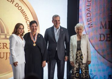 Abinader entrega Medalla al Mérito de la Mujer a Manola Santana, directora del INAIPI
