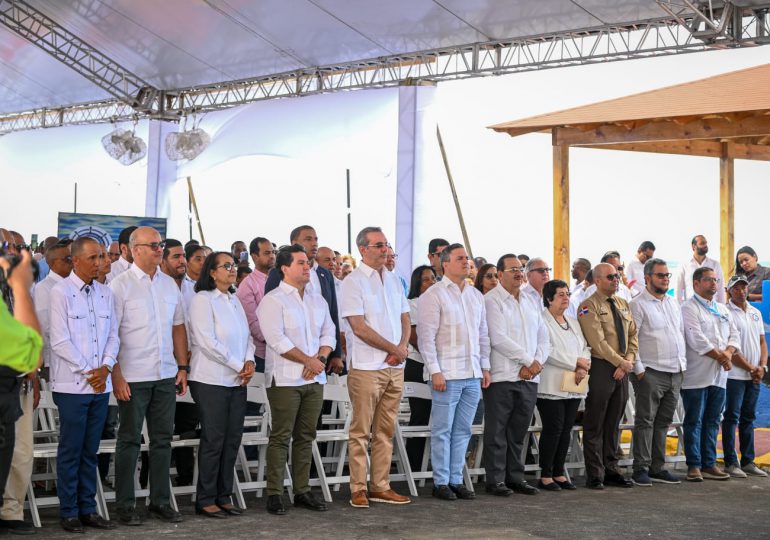 Gobierno inaugura muelle pesquero de Las Cañitas, Hato Mayor
