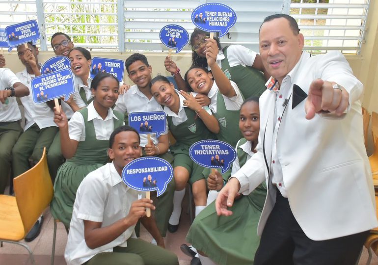 Franklin Mirabal ofrece charlas motivacionales en barrios del Gran Santo Domingo