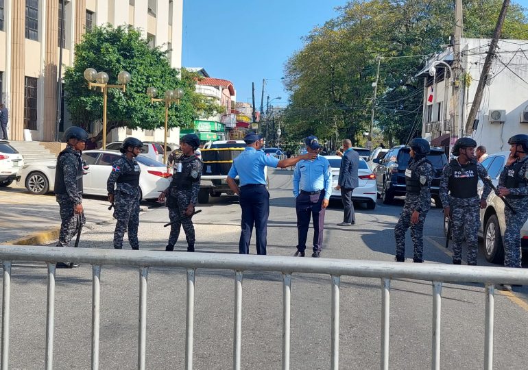 Decenas de policías custodian Palacio de Justicia mientras conocen coerción a imputados caso Calamar