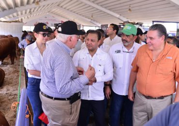 Abel Martínez recorre Feria Agropecuaria junto a directivos del Patronato Nacional de Ganaderos