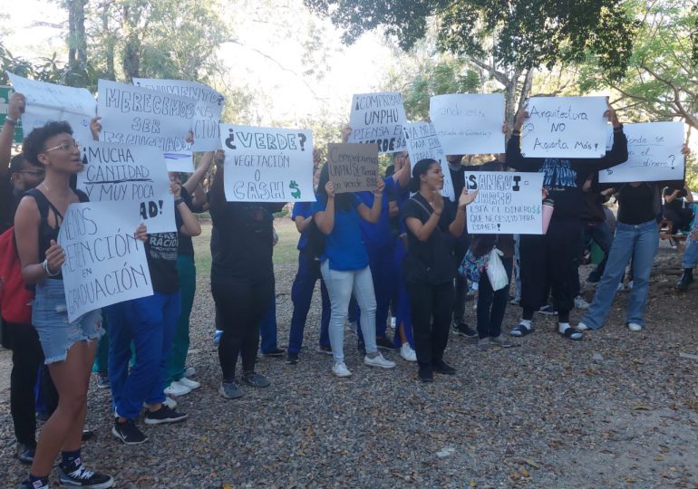 VIDEO | Estudiantes de la UNPHU protestan por aumento en las tarifas; deploran deterioro de mobiliarios y escasez de profesores