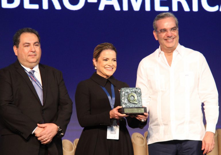 Abinader entrega Premio Iberoamericano de la Calidad a tres instituciones públicas