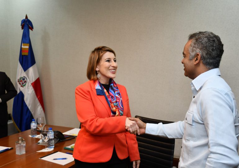 Santos Echavarría se reúne con subsecretaria adjunta de EEUU para Asuntos del Caribe y Haití