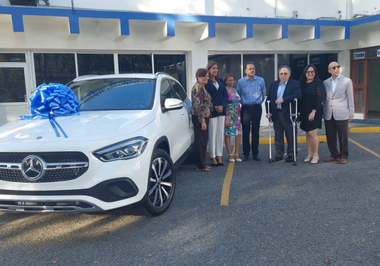Asociación Dominicana de Rehabilitación entrega vehículo a ganadora del sorteo 2021