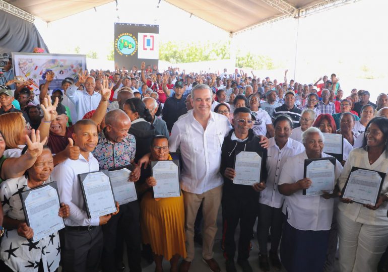 VIDEO | Presidente Abinader realiza entrega de 923 títulos de propiedad en Tamayo