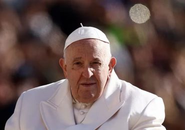 El papa Francisco seguirá interno varios días por infección pulmonar
