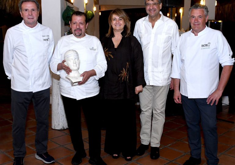 Reconocen a Chef como Embajador de la Gastronomía Española por FACYRE en Club Hemingway