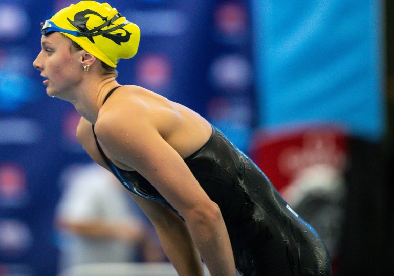 Canadiense Summer McIntosh impone récord mundial de natación en 400 metros libres
